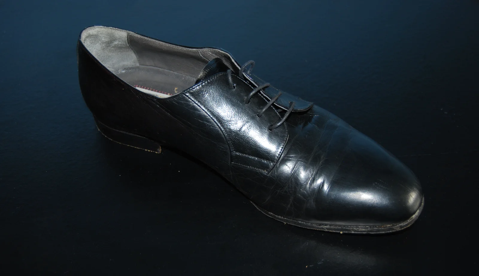 Scarpa classica in pelle nera riparata e lucidata